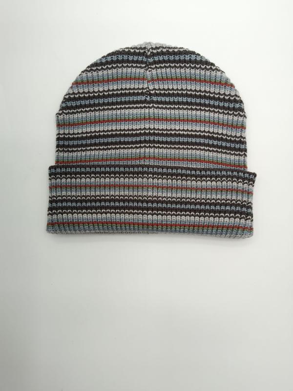 Gerippte Strickmütze mit horizontal verlaufenden Streifen in Grau, Blau, Braun, Rot und Grün sowie gefalteter Krempe, Draufsicht