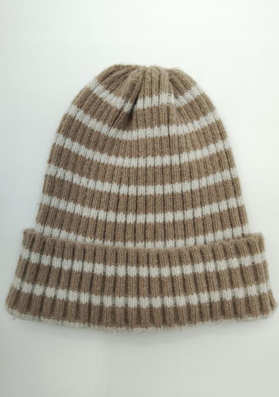 Beige-cremefarbene gestreifte Rippenstrickmütze mit umgeschlagenem Bund, flach auf weißem Hintergrund fotografiert