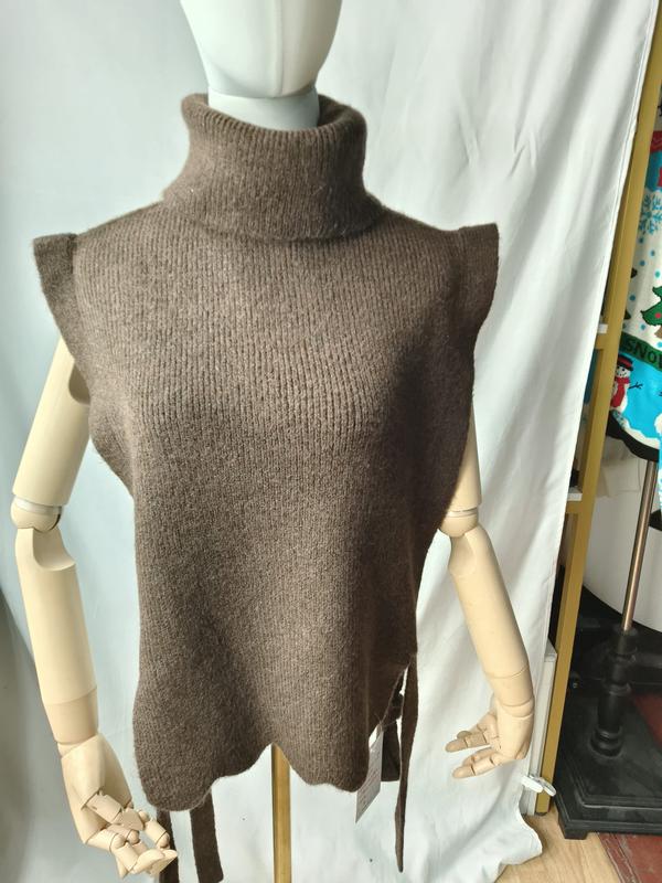 Taupefarbene ärmellose Rollkragen-Strickweste mit Seitenband-Details auf einer Schneiderpuppe