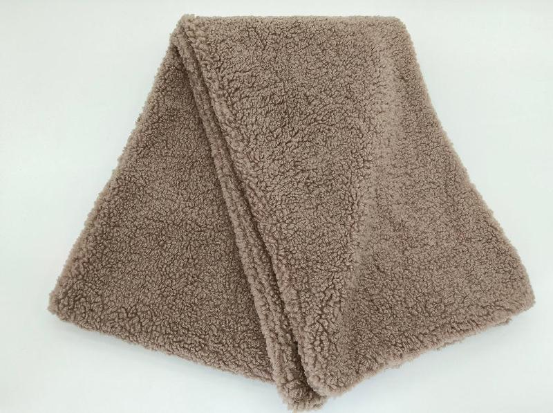 Gefaltete Taupe-Sherpa-Fleece-Kuscheldecke mit lockig-strukturierter Plüschoberfläche und sauberem Abschlussrand auf weißem Hintergrund