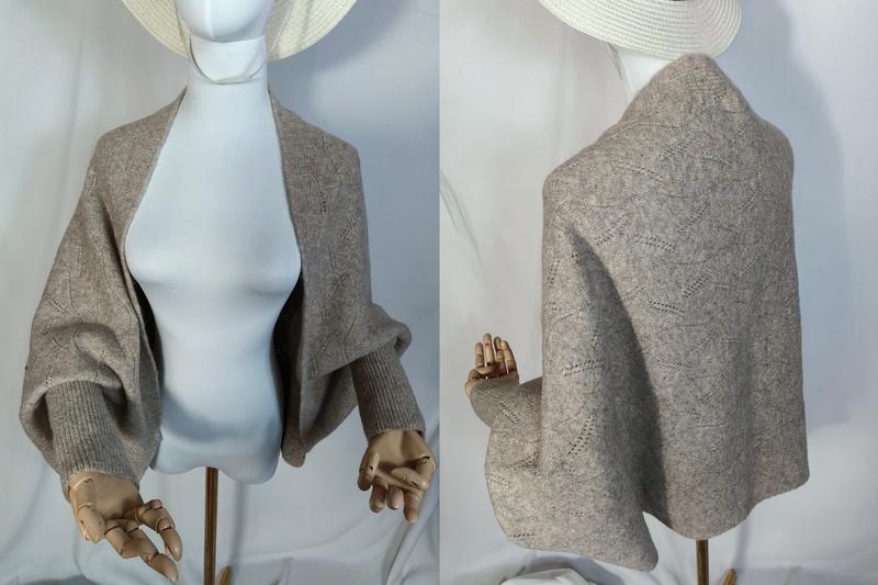 Vorder- und Rückenansicht einer taupefarbenen Spitzenstrick-Shrug-Jacke mit Ballonärmeln und Rippbündchen auf einer Schneiderpuppe