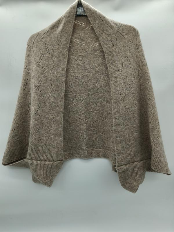 Taupefarbene beige Pointelle-Strick Schulterjacke mit offenem Vorderteil, Rautenspitzenmuster und gerippten Bündchen auf einem Kleiderbügel