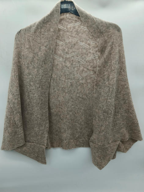 Taupefarbener feinstrick Shrug mit Pointelle-Spitzenmuster und Fledermausärmeln auf einem Kleiderbügel