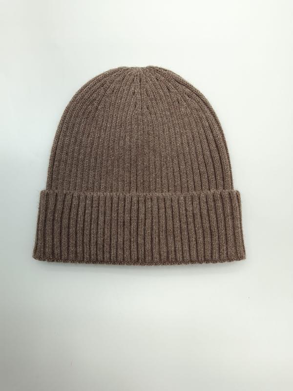 Taupefarbene fein gerippte Strickmütze mit Umschlagrand, auf weißem Hintergrund, weicher Wollmix-Winterbeanie