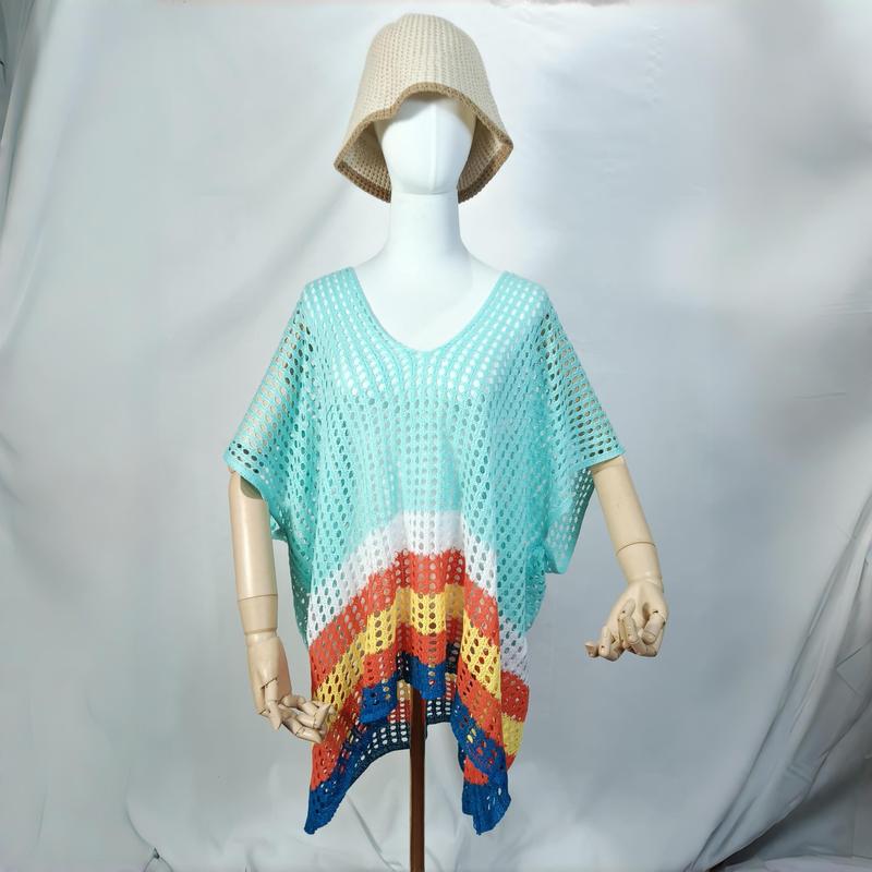 Schneiderpuppe mit türkisfarbenem Häkel-Strandponcho, V-Ausschnitt, buntem Zickzacksaum und beigem Strohhut