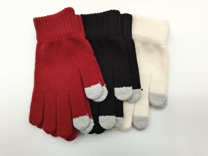 Drei Paar gerippte Winterhandschuhe in Rot, Schwarz und Creme mit leitfähigen grauen Fingerkuppen, nebeneinander auf weißem Hintergrund