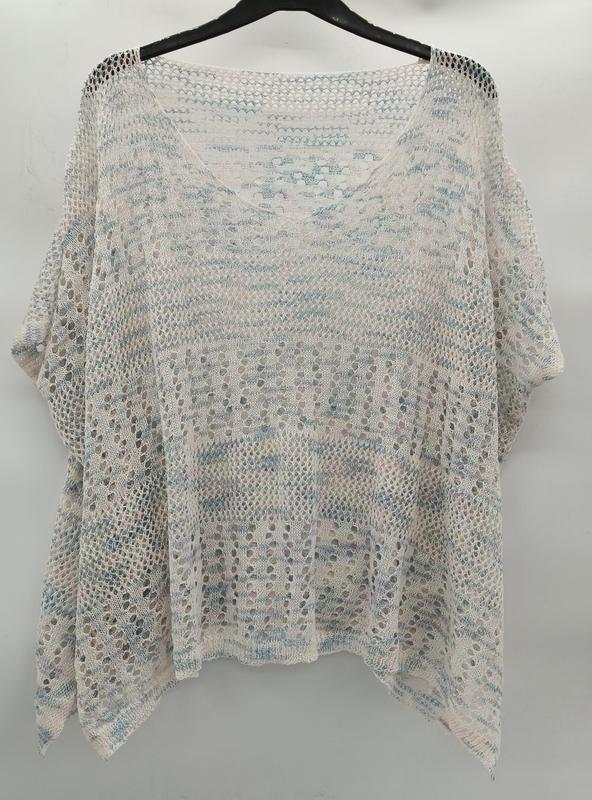Luftiges Sommertop aus grobem Häkelstrick in Weiß, Blau und Rosa mit weiten Fledermausärmeln, an schwarzem Kleiderbügel