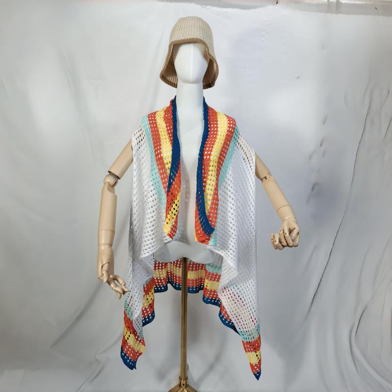 Weiße ärmellose Häkel-Cardigan mit bunten Streifen in Orange, Blau, Gelb, Türkis auf Schneiderpuppe mit Hut