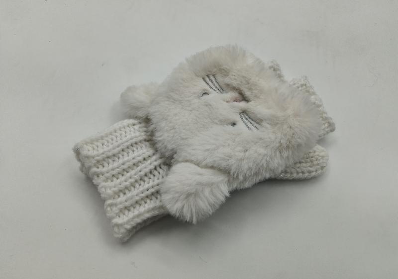 Paar weißer Fingerlos-Handschuhe aus Kunstfell mit aufgesticktem Katzengesicht und breitem, grobgestricktem Rippenbündchen auf weißem Hintergrund