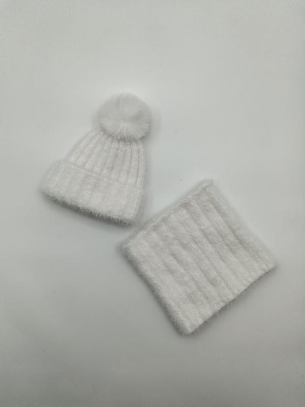 Weißes weiches Rippenstrick-Winterset mit Pompon-Mütze und passenden Halsschlauch-Snood auf weißem Untergrund