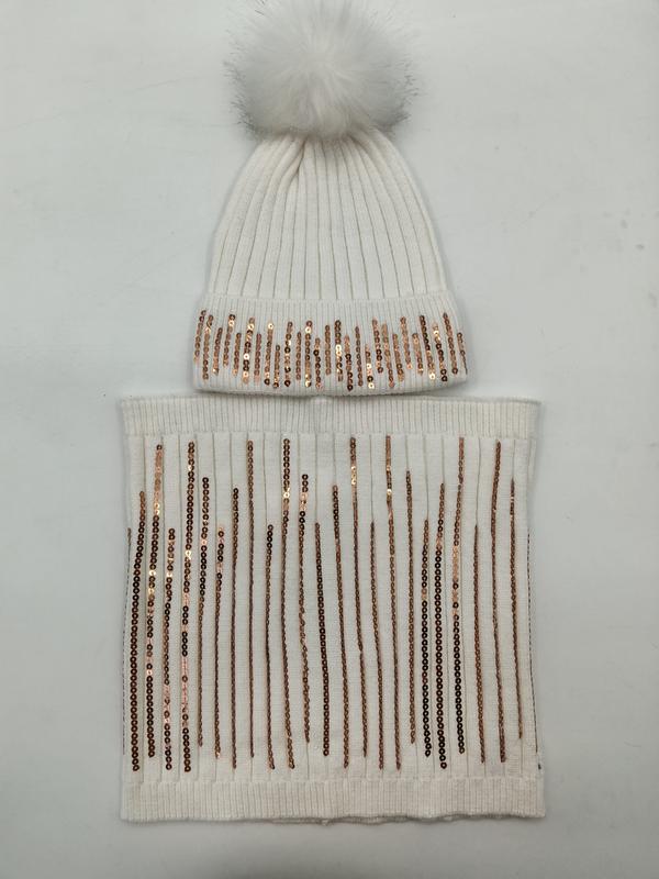Weiße Rippenstrickmütze mit flauschigem Kunstfell-Bommel und Rosegold-Paillettenstreifen, kombiniert mit passendem Schlauchschal