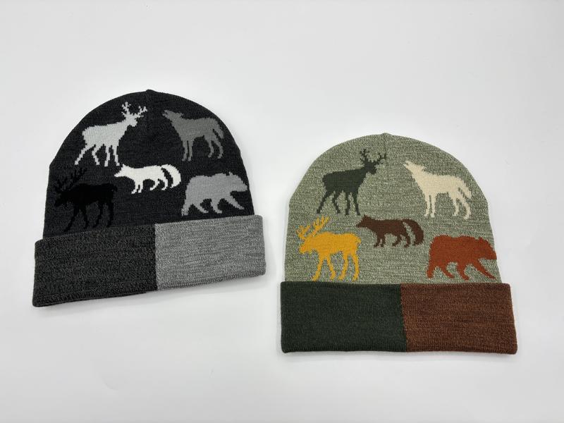 Zwei Jacquard-Strickmützen nebeneinander mit Wildtier-Silhouetten wie Elch, Wolf, Bär und Hirsch in den Farben Anthrazit und Salbeigrün