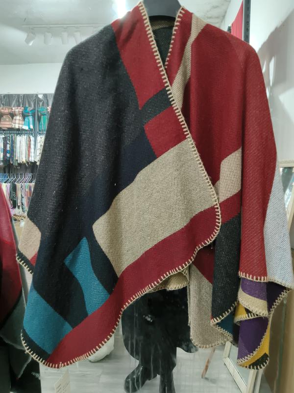 Oversize-Wollmix-Poncho mit geometrischem Colorblock-Muster in Anthrazit, Rot, Petrol und Beige mit Deckenrand-Zierstich